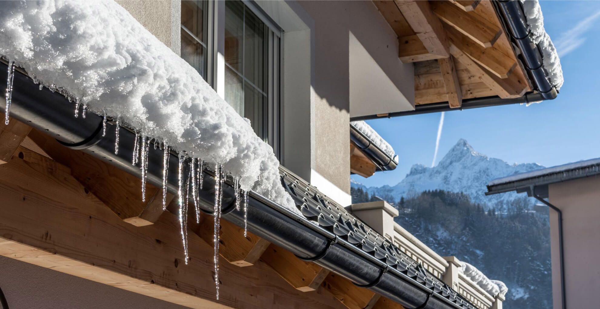 Eiszapfen an der Villa Ambach im Winter