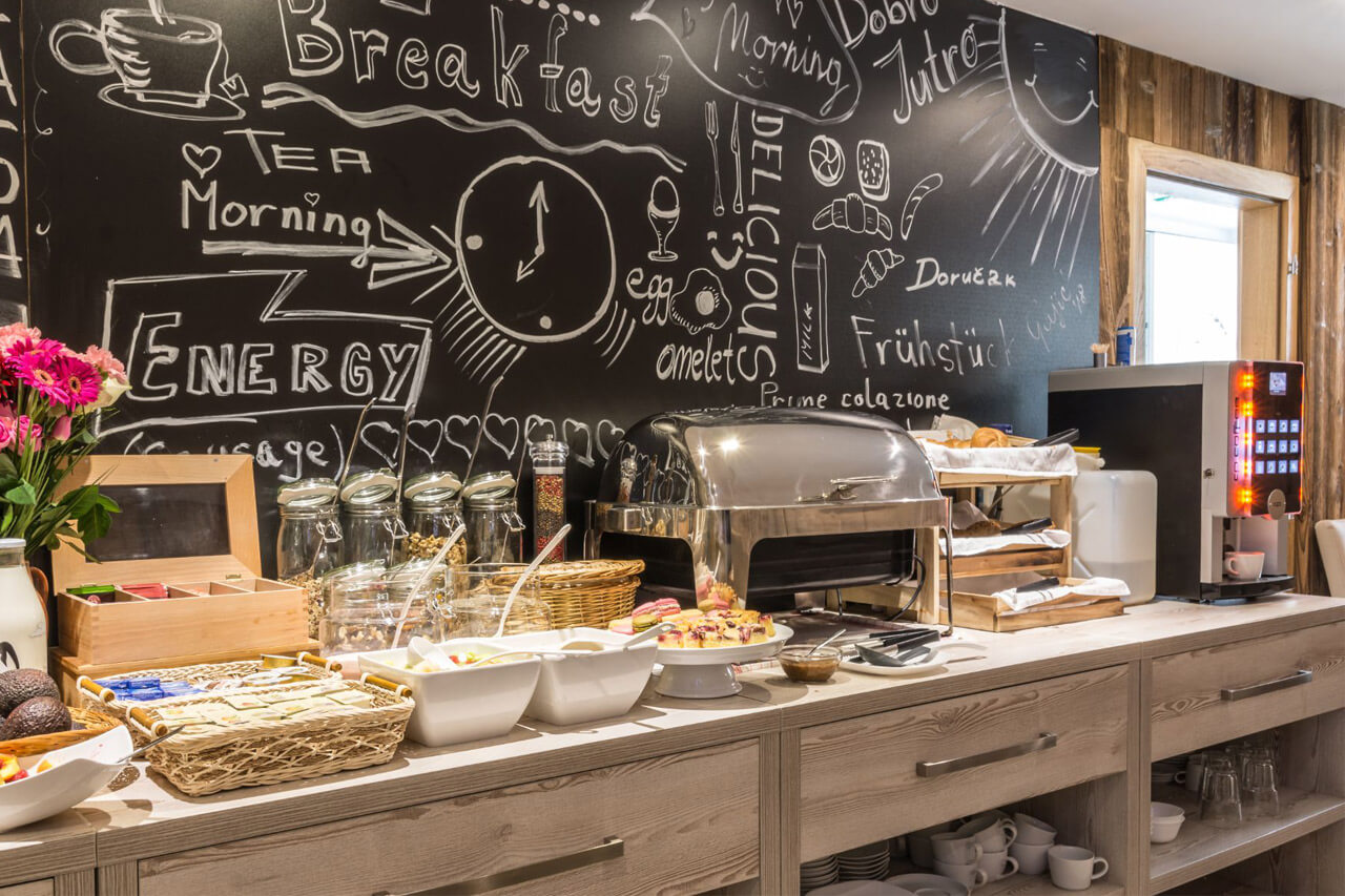 Frühstücksbuffet der Villa Ambach vor einer Tafelwand