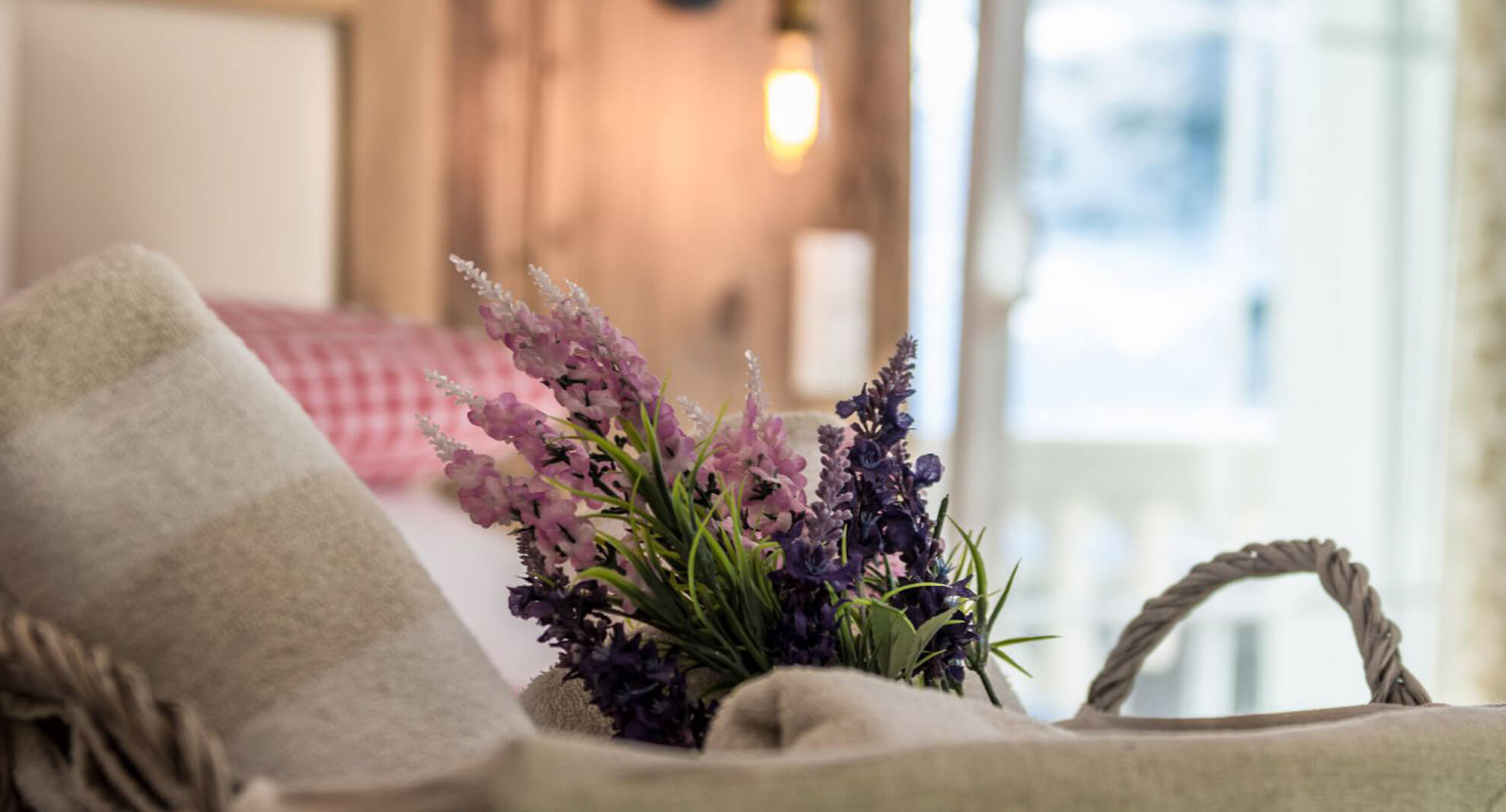 Lavendel und Wolldecke auf dem Bett