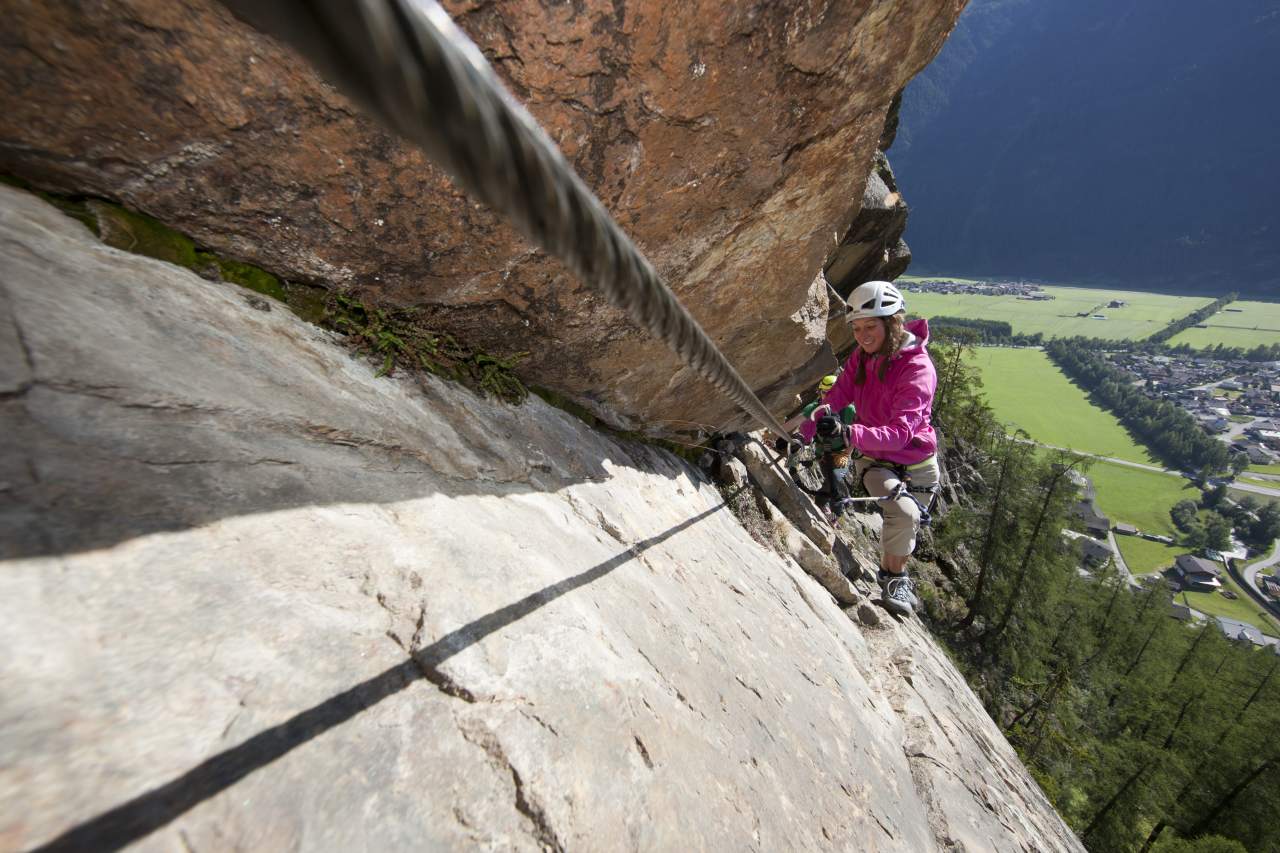 Klettersteig hoch über dem Ötztal im Sommer
