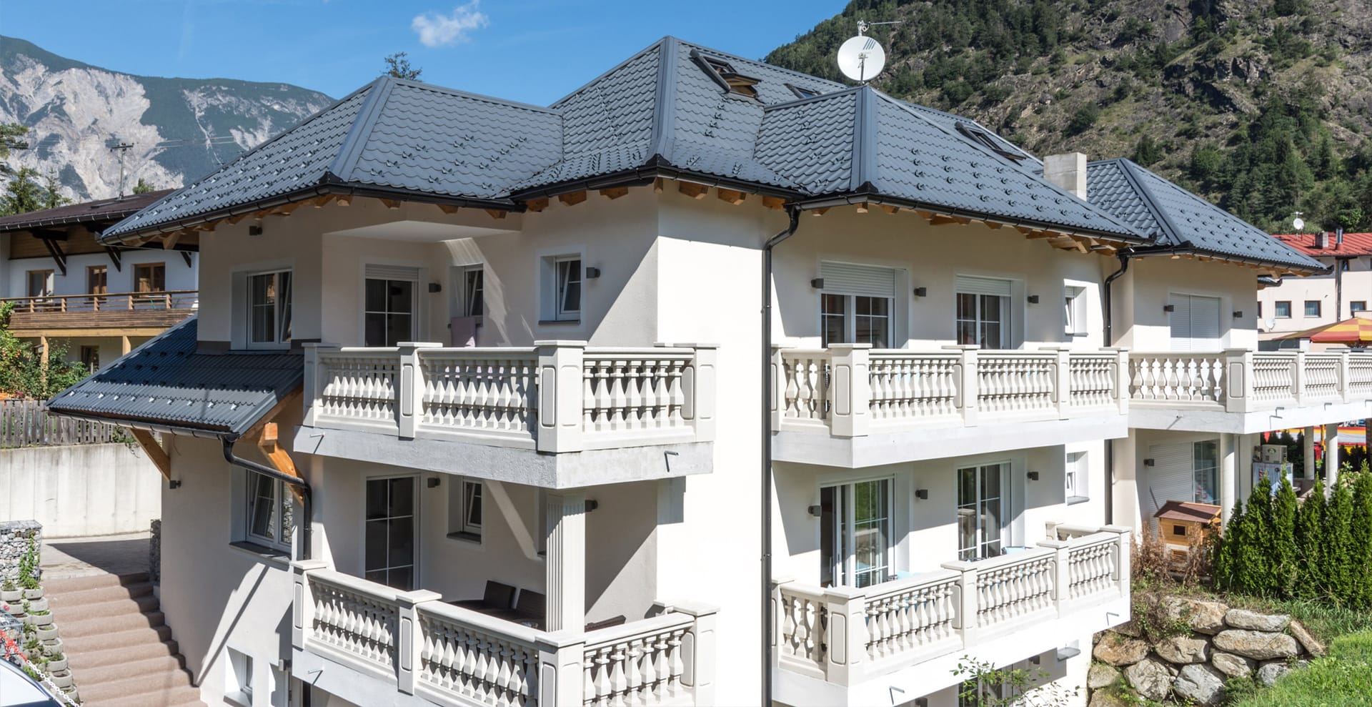 Die Villa Ambach im Sommer vor den Bergen des Ötztals