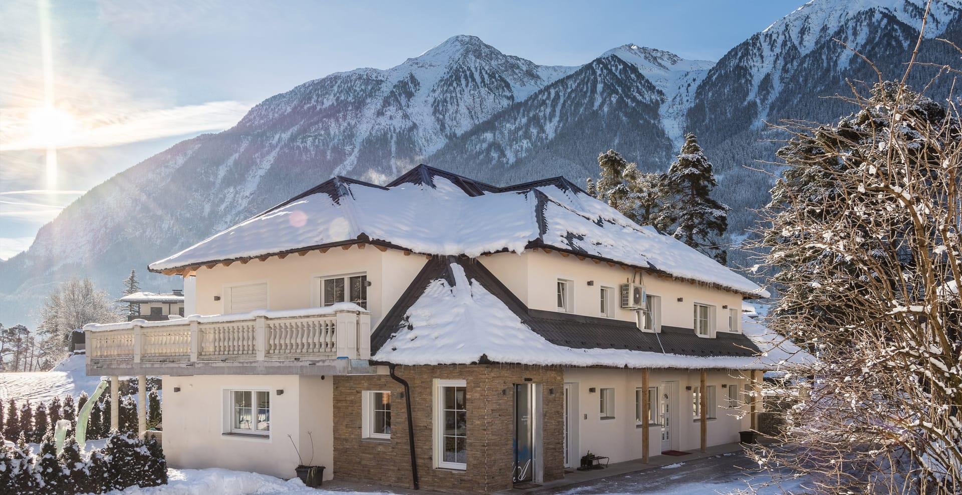 Die Villa Ambach im Winter, tief verschneit vor den Bergen