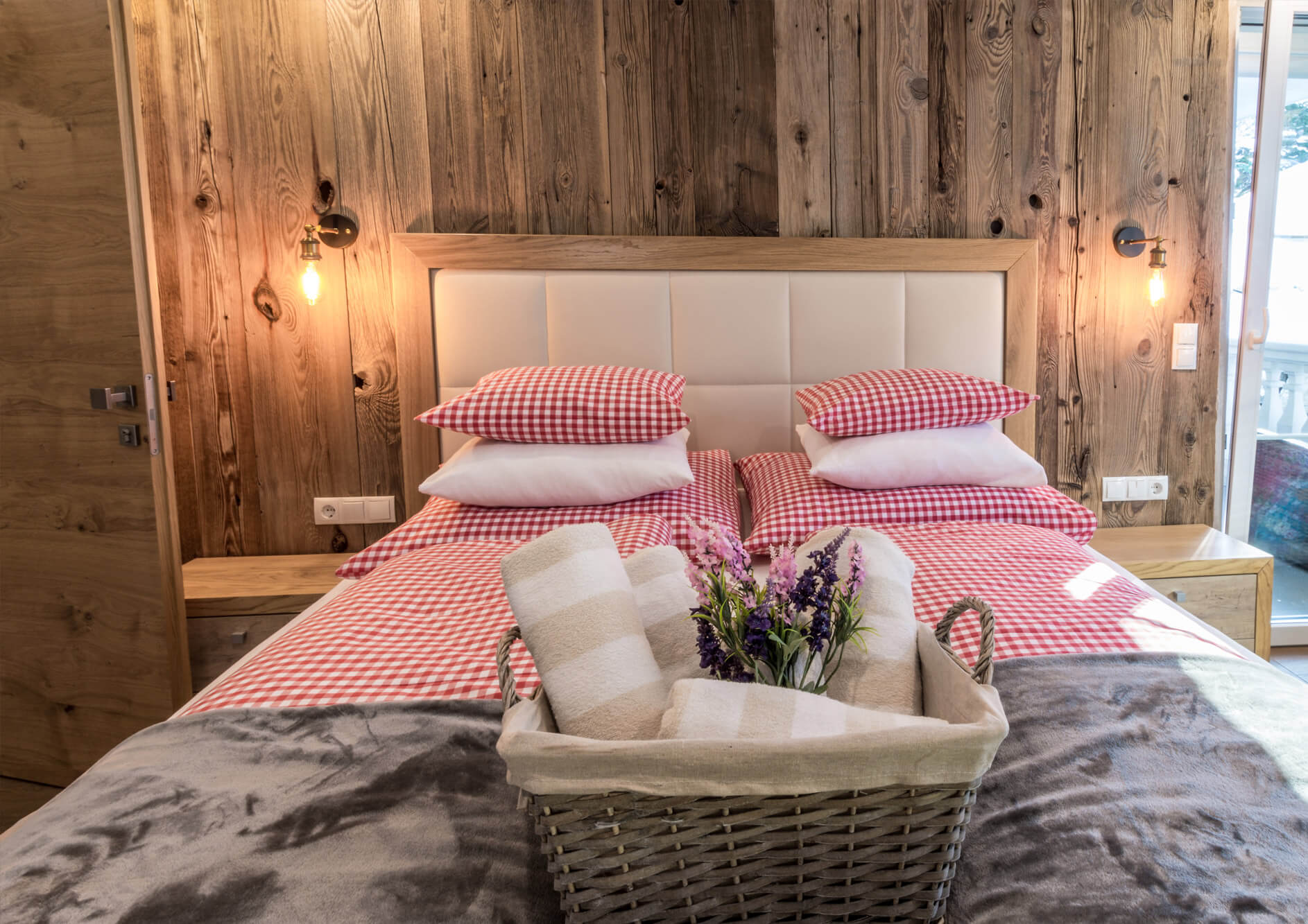 Deluxe Zimmer mit Zustellbett und karierter Bettwäsche