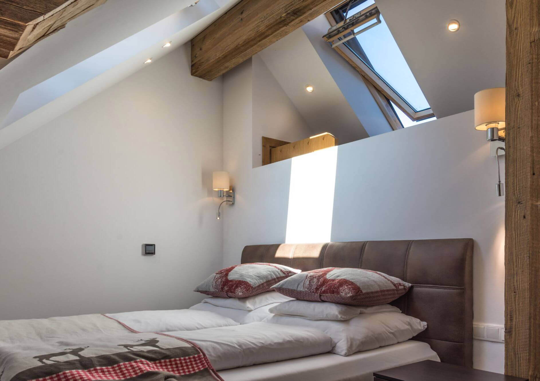 Dachgeschoss-Suite mit Dachschräge und Dachfenster