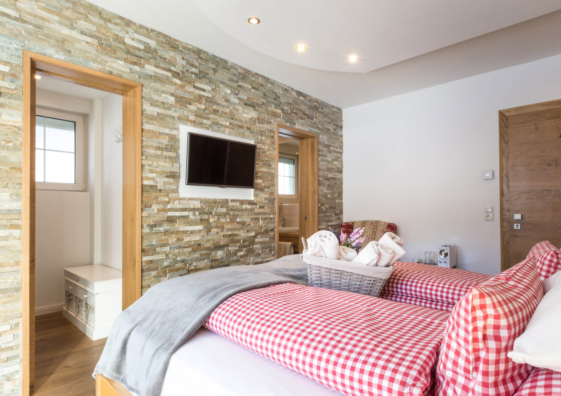 Blick in das Deluxe Doppelzimmer der Villa Ambach